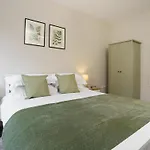 The Old Antiques Warehouse Apartman *