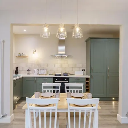 The Old Antiques Warehouse * Bowness-on-Windermere